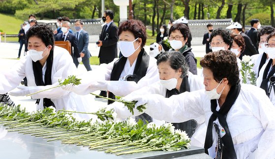 5·18 민주화운동 40주년 기념식을 하루 앞둔 17일 오전 광주 북구 망월동 국립5·18민주묘지에서 열린 추모제에 참석한 유족들이 헌화하고 있다. 프리랜서 장정필
