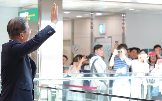 지난해 7월 문재인 대통령이 경기도 고양시 일산동구 국민건강보험공단 일산병원에서 열린 건강보험 보장성 강화대책 2주년 성과 보고대회에 참석해 인사말을 하기 전 행사장 바깥에 있는 시민들을 향해 손을 들어 인사하고 있다. 청와대사진기자단