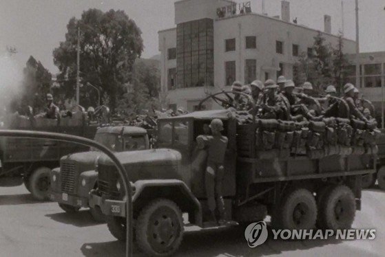 1980년 당시 전남도청을 장악한 계엄군 병력. [5·18민주화운동기록관 제공 영상 캡처=연합뉴스]