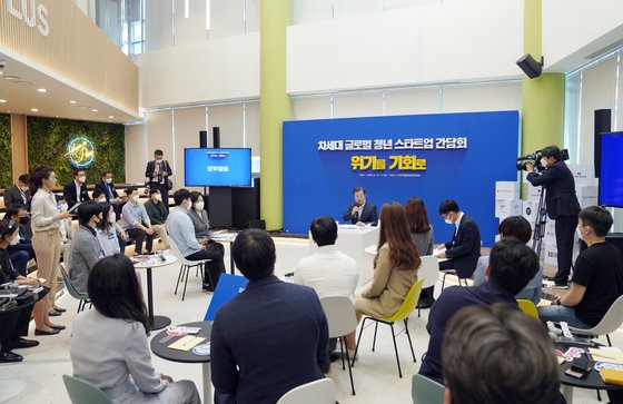 지난 14일 문재인 대통령이 서울 강남구 선릉로 나라키움 청년창업허브센터에서 열린 ‘차세대 글로벌 청년 스타트업 간담회’에 참석해 모두발언을 하고 있다. [청와대사진기자단]