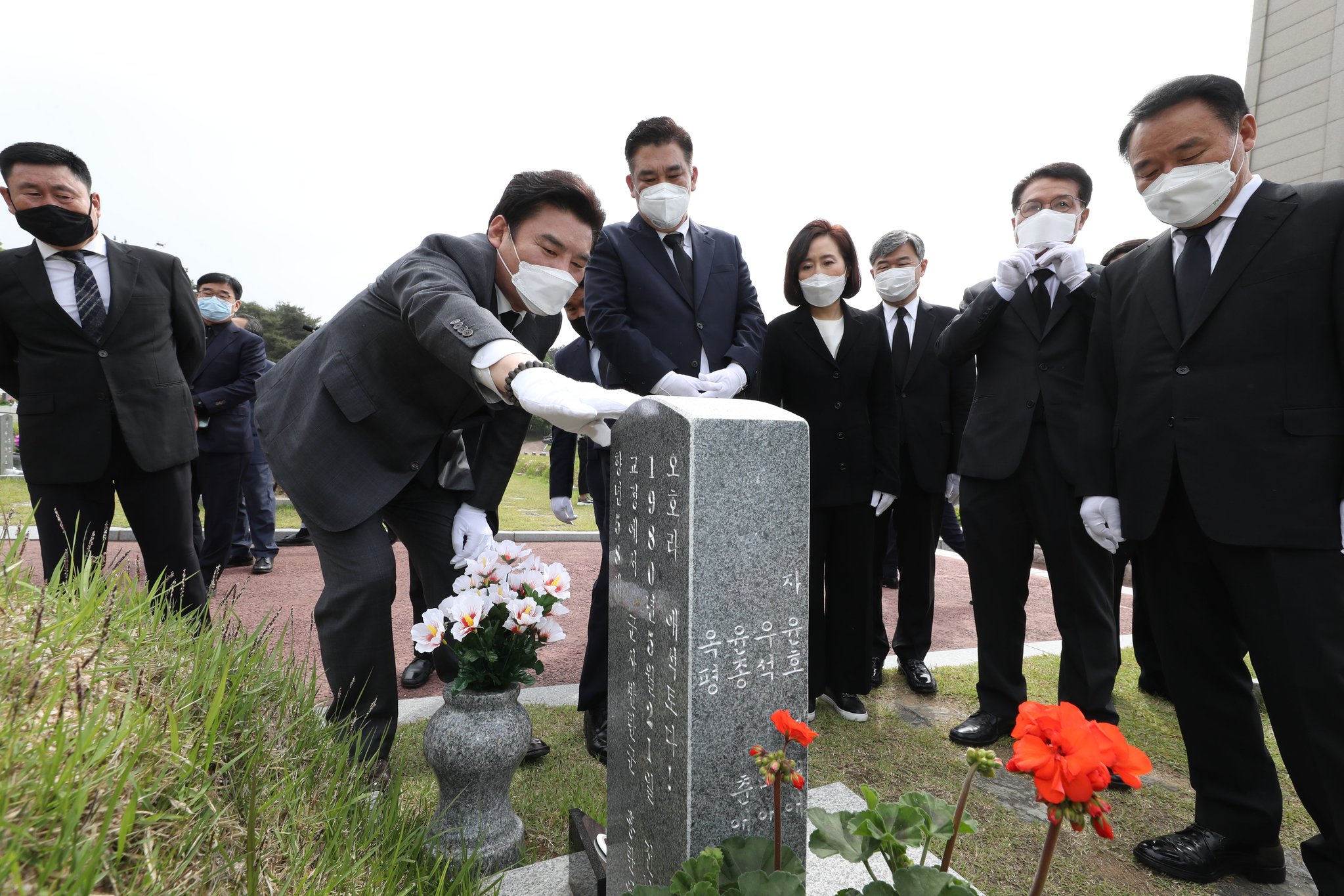 5·18 민주화운동 40주년을 맞은 18일 미래한국당 원유철 대표와 지도부가 광주 북구 운정동 국립 5·18민주묘지를 참배하고 있다. 연합뉴스