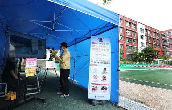 고등학교 3학년 등교개학을 하루 앞둔 19일 오전 부산 동래구 충렬고등학교 정문에서 관계자들이 열 감지기를 설치하고 있다. 연합뉴스