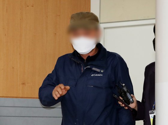 세계 최대 아동 성착취물 사이트 '웰컴 투 비디오'(W2V) 운영자 손정우씨의 아버지가 19일 오전 서울 서초구 서울고등법원에서 열린 범죄인 인도심사 청구사건 심문기일을 마치고 법정을 나서고 있다.[뉴스1]