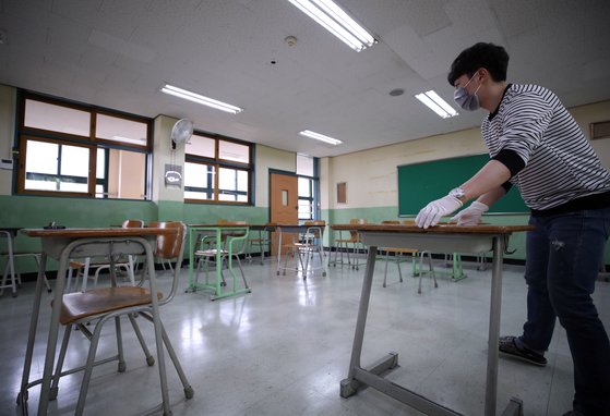 고3 등교 개학을 이틀 앞둔 18일 서울 경복고등학교에서 선생님이 책상을 배치하고 있다. 연합뉴스