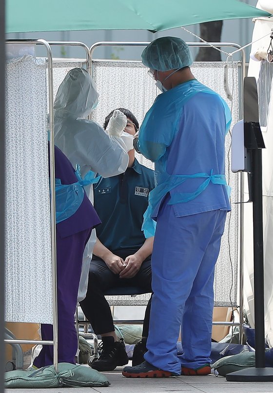 지난 12일 오후 서울 중랑구 서울의료원 호흡기안심진료소에서 의경들이 예방 차원에서 진단검사를 받고 있다. 서울지역 고3은 자가진단 시 코로나19 의심증상이 있으면 선별진료소에서 무료로 검사를 받을 수 있다. 연합뉴스