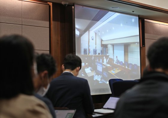 19일 서울고등법원에서 세계 최대의 아동 성 착취물 사이트 '웰컴 투 비디오' 운영자 손정우 씨의 범죄인 인도심사 심문이 열렸다. 중계 법정 안에서 취재진이 재판 시작을 기다리고 있다. [연합뉴스]