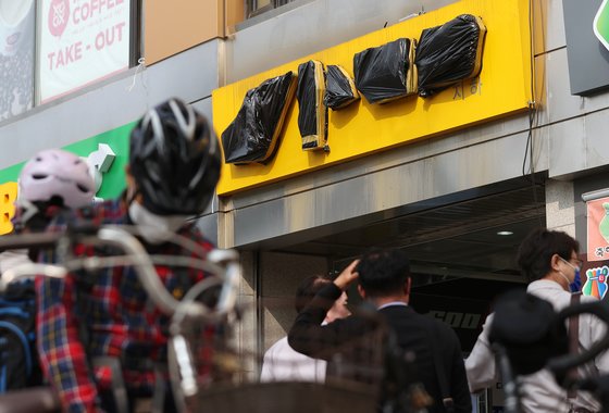 17일 이태원 클럽발 신종 코로나바이러스 감염증(코로나19)이 2차, 3차 감염으로 확산된 것으로 알려진 서울 도봉구 한 코인노래방 모습. 뉴스1