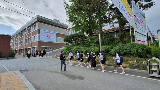 20일 오전 충남 아산시 온양여고 3학년 학생들이 마스크를 쓴 채 줄을 서서 등교하고 있다. 신진호 기자