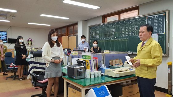 20일 오전 충남 아산시 온양여고에서 김지철 충남교육감(오른쪽)이 교사들에게 이날 등교한 학생들의 지도를 당부하고 있다. 신진호 기자