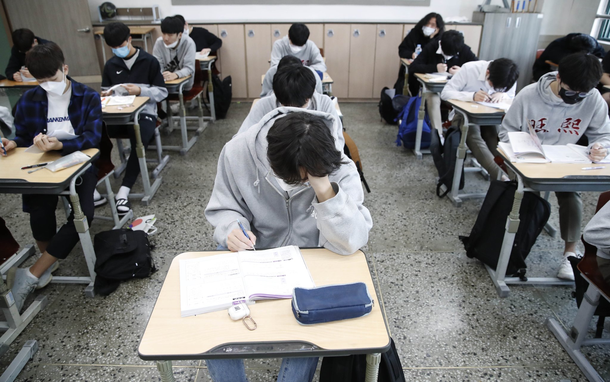 고등학교 3학년의 등교 수업 첫날인 20일 서울 종로구 대신고등학교에서 3학년 학생들이 자습을 하고 있다. 뉴시스