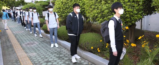 20일 오전 경남 창원시 창원중앙고등학교에서 고등학교 3학년 학생들이 신종 코로나바이러스 감염증(코로나19) 예방을 위해 간격을 둔 채 등교하고 있다. 연합뉴스