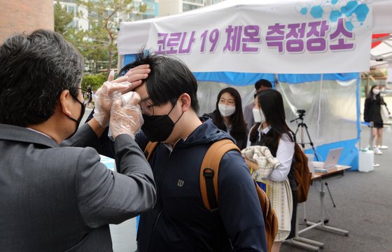 20일 대전시 전민고등학교 고등학교 3학년 학생이 교실로 들어서기 전 체온계로 열을 재고 있다. 대전-프리랜서 김성태