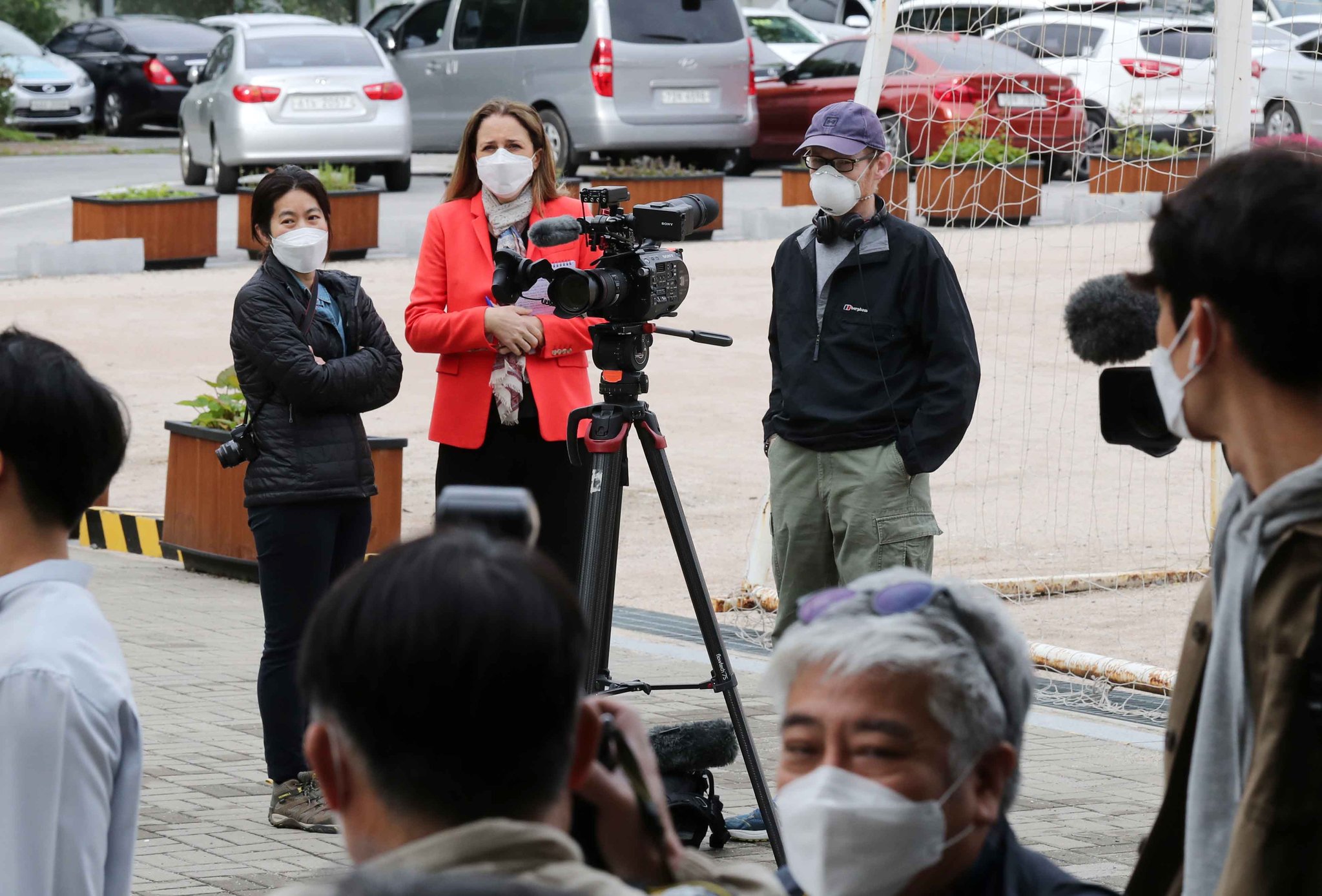 외신기자들이 20일 서울 용산구의 한 고등학교에서 80일 만에 등교하는 고등학교 3학생들의 모습을 취재하고 있다. 이날 외신기자들의 체온 검사를 받고 교실로 들어가는 모습을 비롯해 교사와 수업을 시작하는 장면 등을 카메라에 담았다. 김상선 기자