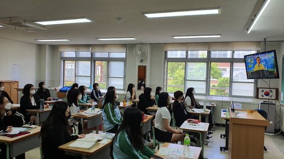 20일 오전 충남 아산시 온양여고 3학년 1반 학생들이 김지철 충남교육감의 인사말을 듣고 있다. 신진호 기자