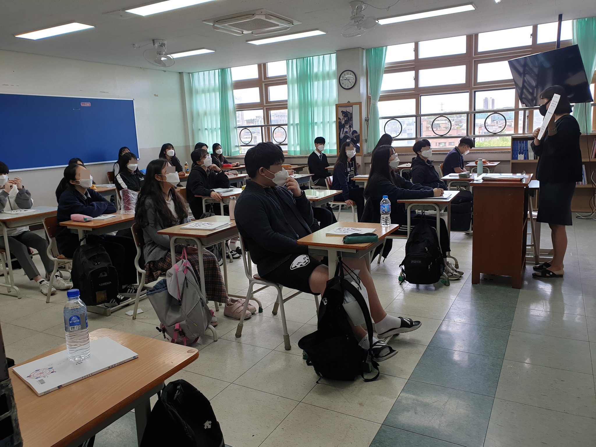 송호고 3학년 교실에서 학생들과 선생님이 모두 마스크를 착용하고 있다. 심석용 기자