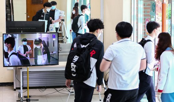 20일 오전 광주광역시 동구 광주고등학교 3학년 학생들이 급식실에 설치된 열화상 카메라를 지나며 체온을 재고 있다. 광주-프리랜서 장정필