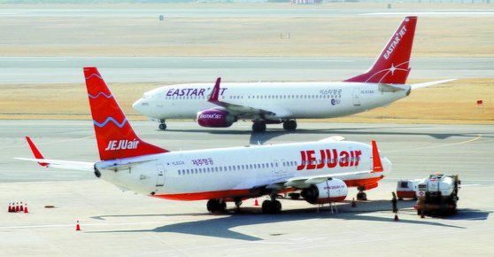 서울 강서구 김포공항에 대기중인 제주항공과 이스타항공 여객기. 연합뉴스