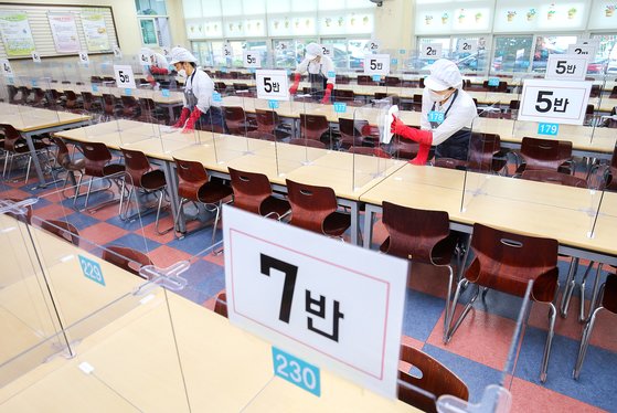 고등학교 3학년 학생들의 등교개학을 하루 앞둔 19일 오전 광주광역시 북구 빛고을고등학교 급식실을 교직원들이 소독 하고 있다. 광주-프리랜서 장정필