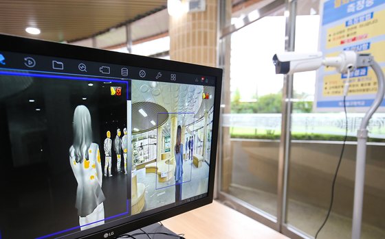 고등학교 3학년 등교를 하루 앞둔 19일 오전 광주 북구 빛고을고등학교 현관에 열감지 카메라가 설치돼 있다. 광주-프리랜서 장정필