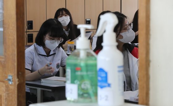 20일 오전 부산 동래구 중앙여고에서 학생들이 수업을 듣고 있다. 송봉근 기자