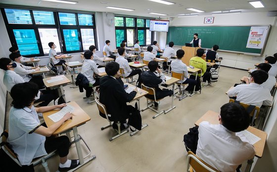 20일 오전 광주광역시 동구 광주고등학교 3학년 담임선생님이 교실에서 학생들에게 코로나19 공지사항과 앞으로 학사일정을 설명하고 있다. 광주-프리랜서 장정필