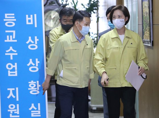 유은혜 사회부총리 겸 교육부 장관(오른쪽)이 고등학교 3학년 첫 등교일인 20일 오전 세종시 정부세종청사 교육부에서 열린 등교수업지원 상황점검 회의를 주재하기 위해 이동하고 있다. 연합뉴스