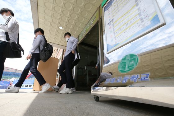 20일 오전 인천광역시 남동구 한 고등학교에서 긴급 귀가 조치에 따라 학생들이 귀가하고 있다. 고3 확진자 2명이 발생하자 인천시교육청은 미추홀구·중구·동구·남동구·연수구 내 고등학교 66곳의 고3 학생들을 귀가조치했다. 연합뉴스