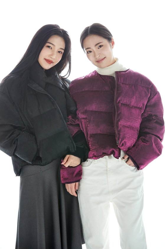 신혜영 디자이너(사진 오른쪽)가 레드벨벳 조이와 함께 포즈를 취하고 있다.(사진=분더캄머)