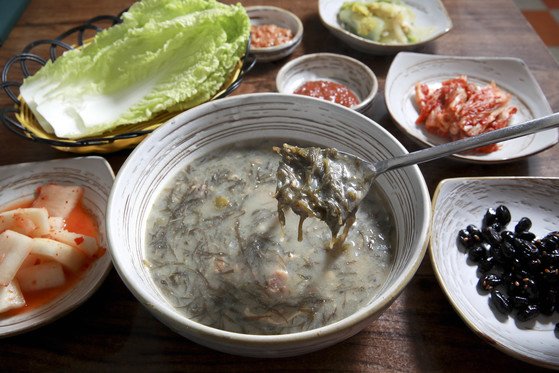 제주의 전통음식 몸국에 들어가는 참모자반을 수저로 떠 들어올린 모습. 참모자반은 억센 괭생이모자반에 비해 여리고 부드러워 제주도에서 식재료로 널리 사용된다. 중앙일보 자료사진