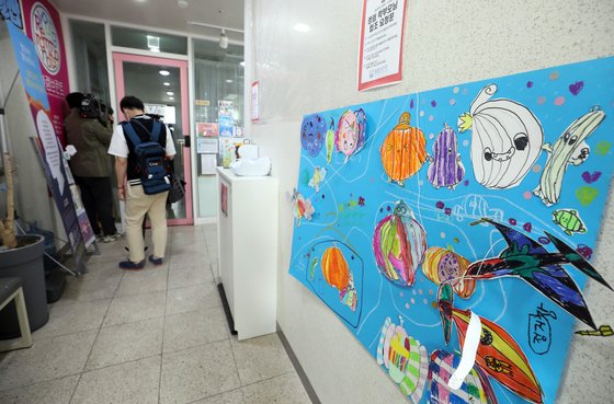 서울 강서구 한 미술학원 강사가 지난 24일 신종 코로나바이러스 감염증(코로나19) 확진 판정을 받아 인근 초등학교 2곳이 등교 중지 결정을 내린 가운데 해당 학원에 다닌 유치원생 1명도 같은날 확진 판정을 받은 것으로 확인됐다. 25일 코로나19 확진 판정을 받은 미술학원 강사와 유치원생이 다닌 서울 강서구 미술학원. 뉴스1