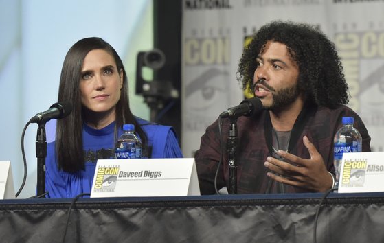 지난해 미국 샌디에이고 코믹콘에서 미드 '설국열차'의 주연 배우 제니퍼 코넬리와 다비드 딕스가 영화에 대해 설명하고 있다. [AP=연합뉴스]