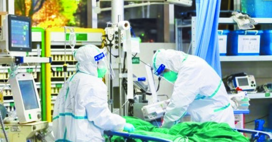 신종 코로나바이러스 환자를 치료하고 있는 중국 후베이성 우한대학 부속 중난병원 의료진. 로이터=연합