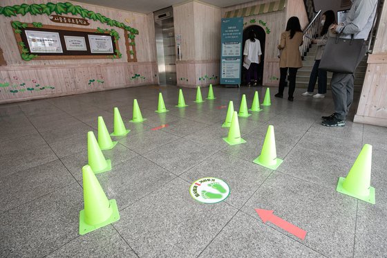 전국적으로 유치원생과 초등학교 1~2학년의 '2차 등교 개학'을 하루 앞둔 26일 서울 중구 충무초등학교에 거리두기 안내문이 붙어있다. 뉴스1