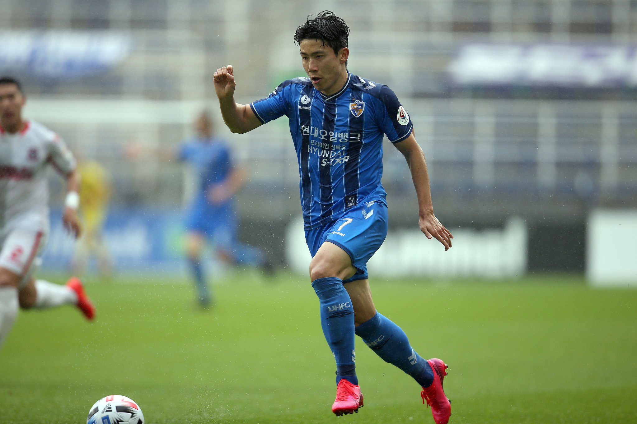 프로축구 울산 김인성(사진 왼쪽)은 축구 비디오게임(FIFA20)에서 전 세계 빠른 선수 11위에 올랐다. 김인성은 ’나도 게임할 때 내 캐릭터를 사용한다. 빨라서 좋다“고 말했다. [사진 울산 현대]