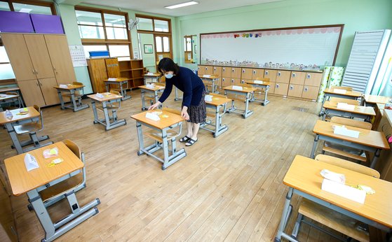 광주광역시 서구 화정초등학교 1학년 담임선생님이 학생들의 첫 등교를 하루 앞둔 26일 책상 간격을 벌리고 있다. 광주-프리랜서 장정필