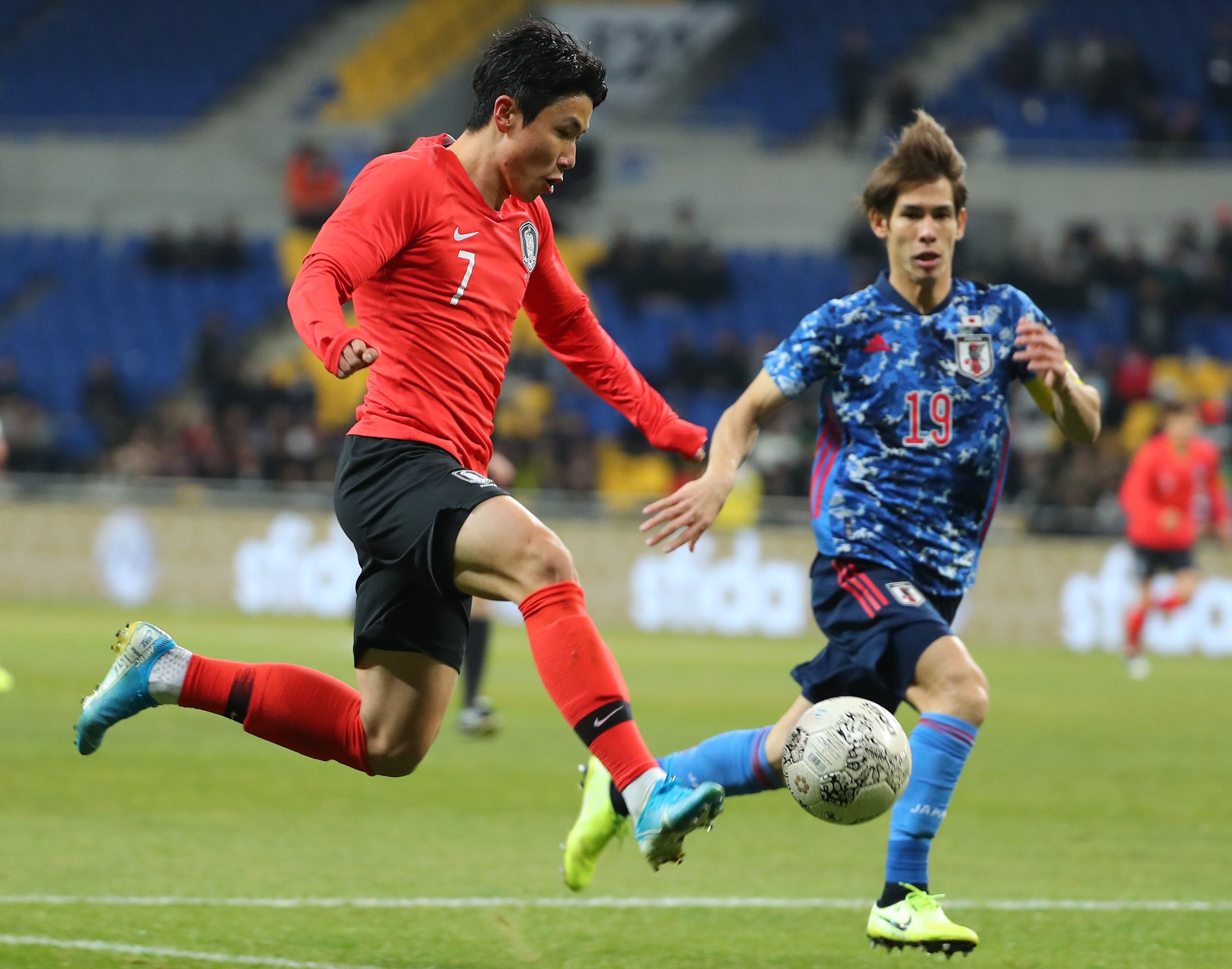 축구대표팀 김인성이 지난해 12월 18일 부산아시아드주경기장에서 열린 동아시안컵 일본전에서 공을 받아내고 있다. [연합뉴스]