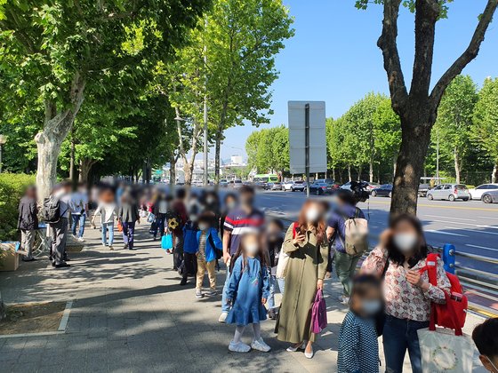27일 서울의 한 초등학교 앞에 등교하기 위해 모인 초등학교 1,2학년 학생과 학부모가 줄서있다. 사진은 본 기사와 무관함. 남궁민 기자