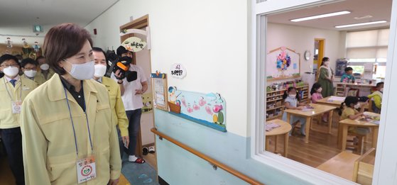 유은혜 사회부총리 겸 교육부 장관이 등교를 하루 앞둔 26일 충남 아산시 배방유치원에서 준비 상황을 점검하고 있다. 뉴스1