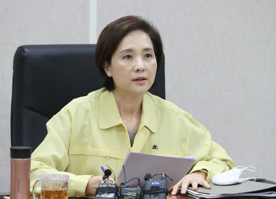 유은혜 사회부총리 겸 교육부 장관이 27일 오전 세종시 정부세종청사에서 서울·인천·경기·대구·경북 등 5개 시도교육청 부교육감들과 영상으로 열린 등교수업지원 상황점검 회의에서 발언하고 있다. 연합뉴스