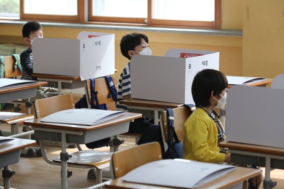 27일 오전 대구 수성구 대구동도초등학교 1학년 교실에서 신입생들이 수업을 준비하고 있다. 뉴스1