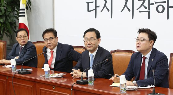 주호영 미래통합당 원내대표(오른쪽 두번쨰)가 26일 오후 서울 여의도 국회에서 3선 이상 의원들과 회동하고 있다. 뉴스1