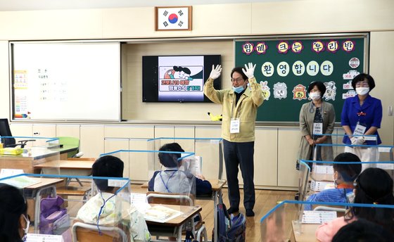 27일 조희연 서울시 교육감이 서울 송파구 세륜초등학교의 교실 수업을 방문, 학생들에게 인사말을 하고 있다. [서울시교육청 제공]