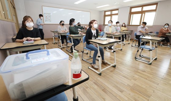 등교 수업 앞둔 선생님들 잠시 '학생으로'. 연합뉴스. *사진은 기사와 직접적인 관련이 없음