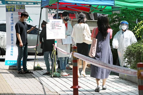 쿠팡 부천 물류센터 관련 신종 코로나바이러스 감염증(코로나19) 확진자가 속출하고 있는 가운데 27일 오후 경기도 부천시보건소 선별진료소에서 코로나19 검사를 받으러 온 시민들이 줄을 서 있다. 연합뉴스