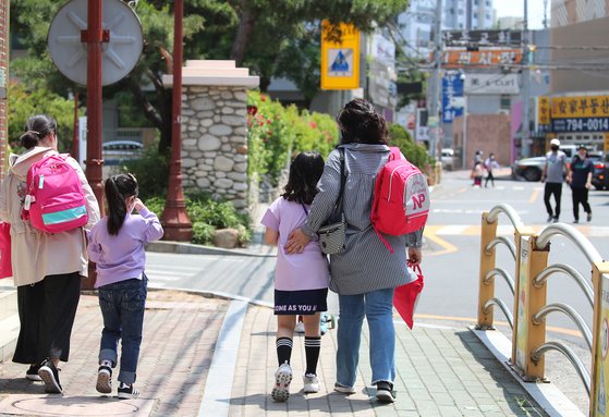 2차 등교 이틀째인 28일 오후 대구의 한 초등학교 앞에서 수업을 마친 학생들이 마중 나온 엄마를 따라 집으로 향하고 있다. 뉴스1