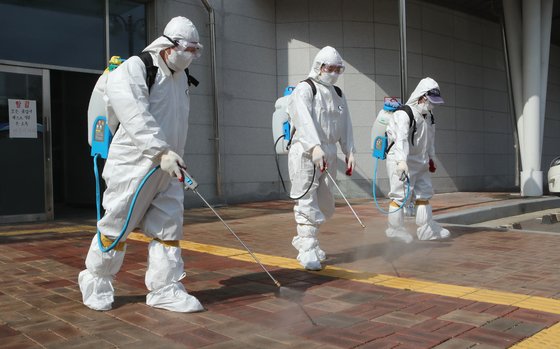 29일 부산에서 등교 후 첫 학생 확진자가 발생했다. 부산 금정구 내성고 3학년 학생으로 유증상을 보여 선별진료소에서 진단검사를 받은 결과 이날 오후 확진 판정을 받았다. 사진과 기사 내용은 직접적인 관련이 없습니다. 송봉근 기자