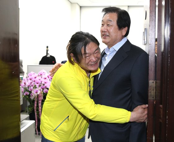 김무성 미래통합당 의원과 형제복지원 피해자인 최승우씨가 14일 오후 서울 여의도 국회 주호영 미래통합당 원내대표실을 나서며 포옹하고 있다. 뉴스1