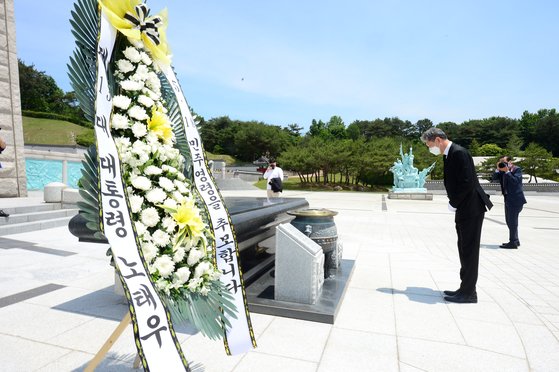 노태우 전 대통령 장남 재헌씨가 29일 오전 광주 북구 국립 5·18민주묘지를 참배하고 있다. [뉴스1]