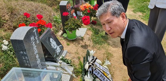 29일 오전 광주광역시 북구 민족민주열사 묘역에서 노태우 전 대통령의 아들 재헌 씨가 고(故) 이한열 열사의 묘를 참배하고 있다. [연합뉴스]