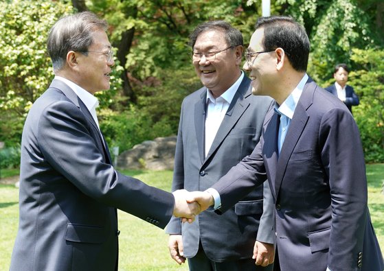 문재인 대통령이 28일 청와대 상춘재에서 여야 원내대표와 오참을 함께하고, 국정현안에 대해 이야기를 나눴다. 문 대통령이 김태년 더불어민주당 원내대표, 주호영 미래통합당 원내대표와 악수하고 있다. [청와대사진기자단]